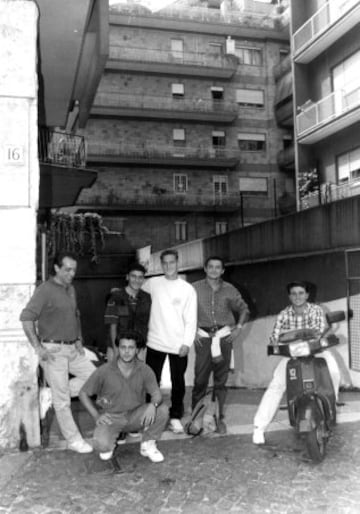 Francesco Totti en 1994, en la puerta de la casa de sus padres en Roma. 