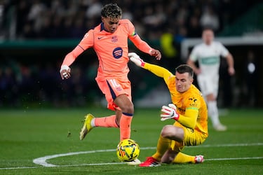 0-1. Pase de Dani Olmo para la carrera de Lamine Yamal que sorprende a la defensa del Elche. El dorsal 10 del Barcelona, en el mano amano, regatea a Iñaki Peña y anota a placer.