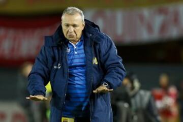 Su vida como jugador transcurrió con las camisetas de Bucaramanga, Santa Fe y Deportivo Pasto. Ahora dirige tras la raya a Alianza Petrolera.