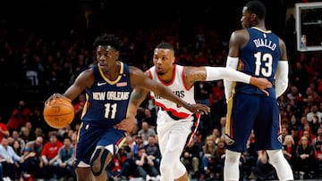 Jrue Holiday conduce el bal&oacute;n ante Damian Lillard en el segundo partido del Blazers-Pelicans.