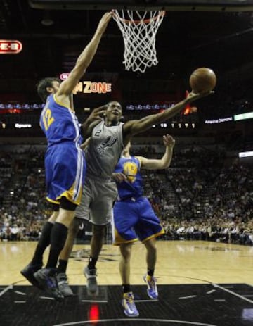 Kawhi Leonard entra a canasta ante Andrew Bogut.