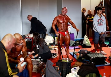 Un competidor calienta tras bastidores durante el evento de culturismo Arnold Classic Europe en Las Rozas.