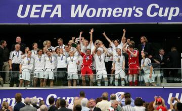 El FFC Frankfurt fue el primer equipo en dominar el f迆tbol femenino europeo al proclamarse campe車n de la primera edici車n de la entonces denominada Copa de la UEFA Femenina. En la temporada 2001-02, el torneo cont車 con la participaci車n de 33 equipos, uno por cada federaci車n representante. El conjunto alem芍n, que acogi車 la gran final en su estadio, se impuso por 2-0 al Umea IK sueco con tantos de Birgit Prinz y Steffi Jones. Aquella primera fiesta del f迆tbol femenino congreg車 a 12.000 personas en las gradas, r谷cord de aquella 谷poca. El Frankfurt volvi車 a hacerse con el t赤tulo en tres ocasiones m芍s, 2006, 2008 y 2015, para un total de cuatro entorchados.