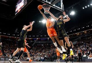 Taylor comanda al líder