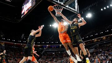 VALENCIA, 16/11/2025.- Kameron Taylor (i), del Valencia Basket y Rokas Giedraitis (d), del Laguna Tenerife, durante el partido de baloncesto correspondiente a la jornada 7 de la Liga Endesa, disputado este domingo en el pabellón Roig Arena de Valencia. EFE/Miguel Ángel Polo