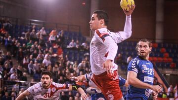 &Aacute;ngel Fern&aacute;ndez, con Javi Garc&iacute;a a la expectativa, en un partido ante el Ademar.