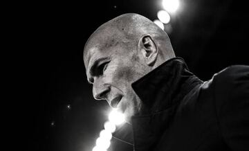 Head coach Zinedine Zidane of Real Madrid CF looks on prior to the La Liga match between Real Sociedad and Real Madrid at Anoeta stadium on September 17, 2017 in San Sebastian, Spain.