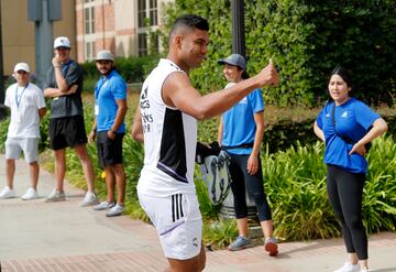 Casemiro saluda a los aficionados. 