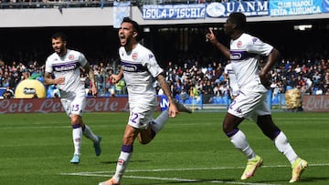 NAPLES, ITALY - APRIL 10: Nicolas Gonzalez of Fiorentina celebrates after scoring their side's first goal during the Serie A match between SSC Napoli and ACF Fiorentina at Stadio Diego Armando Maradona on April 10, 2022 in Naples, Italy. (Photo by Francesco Pecoraro/Getty Images)