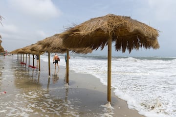 Algunos bañistas en la playa en Ibiza, Islas Baleares (España). 