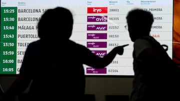 Dos personas en la estación de trenes Puerta de Atocha-Almudena Grandes, a 28 de junio de 2024, en Madrid (España). La compañía ferroviaria española Renfe ha sacado al mercado más de 7,5 millones de plazas para viajar este verano en alta velocidad y larga distancia. Esos 7,5 millones de billetes corresponden a 22.450 trenes AVE y de larga distancia, entre el 1 de julio y el 15 de septiembre.
28 JUNIO 2024;RENFE;TREN;FERROCARRIL;FERROVIARIA;PLAZAS;AVE;VIAJE;VERANO
Eduardo Parra / Europa Press
28/06/2024