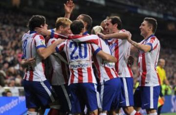 Los jugadores celebran el 1-2 de Torres. 