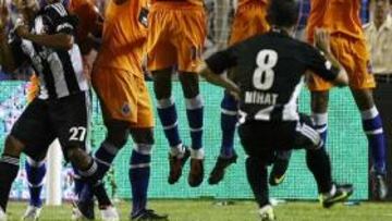 <b>Empate sin goles</b>. El turco Nihat, lanzando una falta durante el partido.
