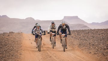 Jesús Mínguez, redactor jefe de Más Deporte, junto a otros tres participantes en la Titan Desert Marruecos.