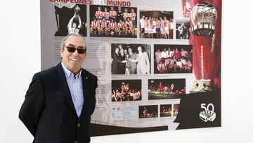 Adelardo posa ante la parte de la exposici&oacute;n que habla de la Copa Intercontinental lograda por el Atl&eacute;tico en 1975 ante Independiente.