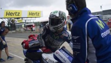 Problemas de neum&aacute;ticos para Lorenzo y su Yamaha. 