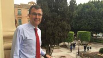 José Ballesta, alcalde de Murcia, posa para AS en el balcón del Ayuntamiento.