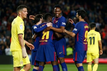 Todos abrazan a Dembélé en el cuarto gol