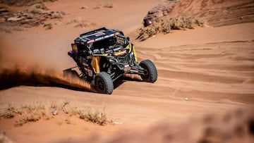 Gerard Farr&eacute;s con el buggy en el Dakar.