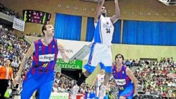 <b>SIN FORTUNA. </b>Reyshawn Terry penetra ante Sada y Fran Vázquez.