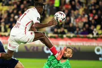 Wilfried Singo jugador del Mónaco golpeó con la bota el rostro de Donnarumma, el guardameta italiano fue atendido en el terreno de juego y no pudo continuar en el terreno de juego.