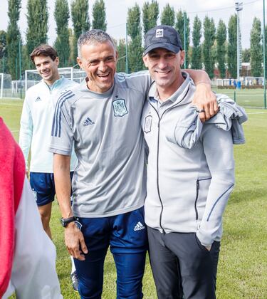 Luis Enrique sonríe junto al presidente de la RFEF, Luis Rubiales.