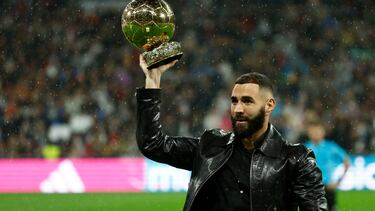 Karim Benzema ofrece el Balón de Oro al Santiago Bernabéu.