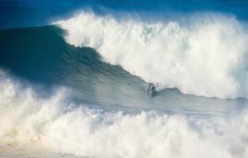 El hawaiano Trevor Carlson comprueba que el agua está fresquita durante su actuación en el BWT Nazaré Challenge. 