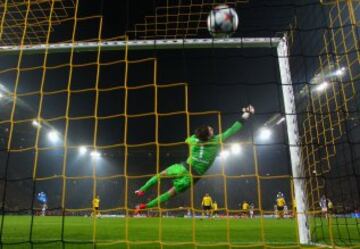 0-1. Roman Weidenfeller no pudo hacer nada en el primer tanto de Carlos Tévez.
