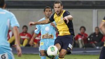 Mario Suárez en el momento de anotar el gol de la victoria ante el Sporting Cristal.