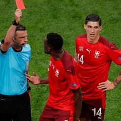 "El árbitro llevaba la camiseta de España debajo..."