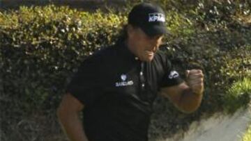 Phil Mickelson se enfunda su tercera ''chaqueta verde'' con Woods a cinco golpes