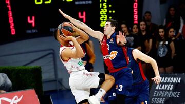 GRAF4089. VITORIA, 08/02/2019.- El base argentino del Kirolbet Baskonia Luca Vildoza (d) y base del Bayern de Múnich (Alemania) Maodo Lô, durante el partido correspondiente a la 22 jornada de la Euroliga de baloncesto que se juega esta noche en el pabellón Fernando Buesa de Vitoria. EFE/David Aguilar