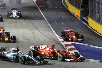 Verstappen toca a Raikkonen y éste se lleva por delante a Vettel que sigue a duras penas. La inercia del Ferrari del finlandés hace un recto en la primera curva y se atropella al Mclaren de Alonso que se puso 3º en la salida.