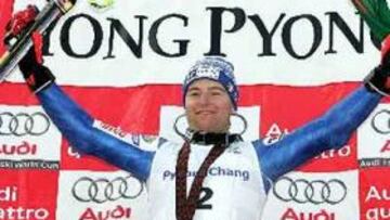 <b>GIGANTE DE YONGPYONG. </b>Davide Simoncelli celebra su victoria en el podio de Pyeongchang.