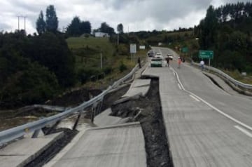 Un sismo de magnitud 7.6 en la escala de Richter se sintió a las 11:21 horas de este domingo. El epicentro fue a 67 kilómetros al noroeste de Melinka y también se percibió en las regiones del Biobío, La Araucanía, Los Ríos y Aysén. Varias carreteras quedaron dañadas.