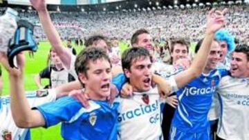 <b>CELEBRACIÓN. </b>Ander Herrera celebra el ascenso a Primera abrazado a Zapater. La negociación sobre su futuro puede demorarse varias semanas más.