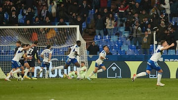 Los jugadores del Zaragoza celebran el gol de Bermejo frente al Ibiza en el 91'.