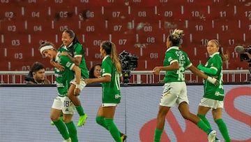 AME7256. QUITO (ECUADOR), 22/10/2022.- La jugadora del Deportivo Cali de Colombia, Ingrid Guerra Meneses (i), celebra el primer gol anotado al Ferroviaria de Brasil, durante un partido de la Copa Libertadores Femenina, hoy en Quito (Ecuador). EFE/José Jácome