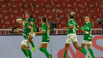 AME7256. QUITO (ECUADOR), 22/10/2022.- La jugadora del Deportivo Cali de Colombia, Ingrid Guerra Meneses (i), celebra el primer gol anotado al Ferroviaria de Brasil, durante un partido de la Copa Libertadores Femenina, hoy en Quito (Ecuador). EFE/José Jácome
