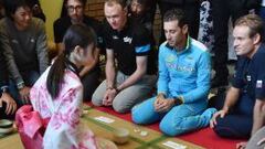 Froome, Nibali y Kristoff, durante la ceremonia del t&eacute;, en Saitama.