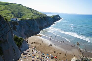La Playa de Itzurun es uno de los paisajes más impresionantes de la costa vasca. Rodeada por majestuosos acantilados de piedra caliza que alcanzan hasta 150 metros de altura, forma parte del famoso fenómeno geológico del flysch, compuesta por capas alternas de rocas sedimentarias, donde se intercalan capas duras y blandas.

Con sus 270 metros de arena dorada y fuerte oleaje, es ideal para practicar surf, bodyboard y piragüismo. Además, su cercanía al casco urbano y a la ermita de San Telmo la convierte en un lugar perfecto para combinar naturaleza, deporte y cultura.