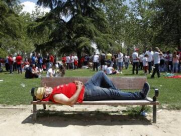 Mucha fiesta y alegría en las instalaciones de la Pradera de San Isidro donde se concentró la afición del Sevilla.