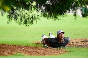 Roger Sloan de Canadá inspecciona su golpe en el noveno hoyo durante la tercera ronda del Campeonato Wyndham en Sedgefield Country Club 