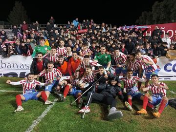 El Barbastro celebra el pase a la siguiente ronda de la Copa del Rey tras ganar 2-0 al Espanyol.