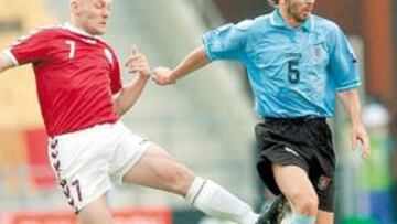 <b>¿FUTUROS COMPAÑEROS? </b>Gravesen se midió a Pablo García en un Dinamarca-Uruguay del Mundial 2002.