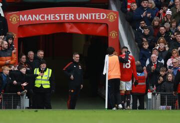 Casemiro abandona el terreno de juego de Old Trafford con la cabeza agachada.