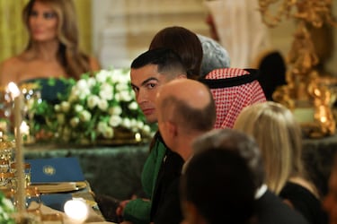El futbolista Cristiano Ronaldo escucha al presidente Donald Trump durante una cena en honor del príncipe heredero saudí Mohammed bin Salman en el Salón Este de la Casa Blanca.