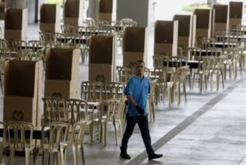 Un hombre prepara puestos de votación para el plebiscito.