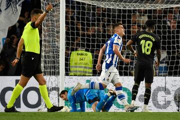 Barrenetxea celebra el segundo gol de la Real.